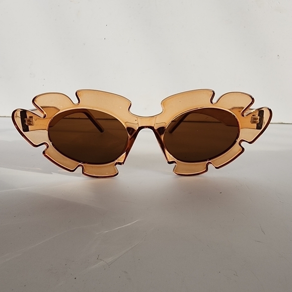 Accessories - NEW Cute Taupe Bronze Floral Fashion Sunglasses